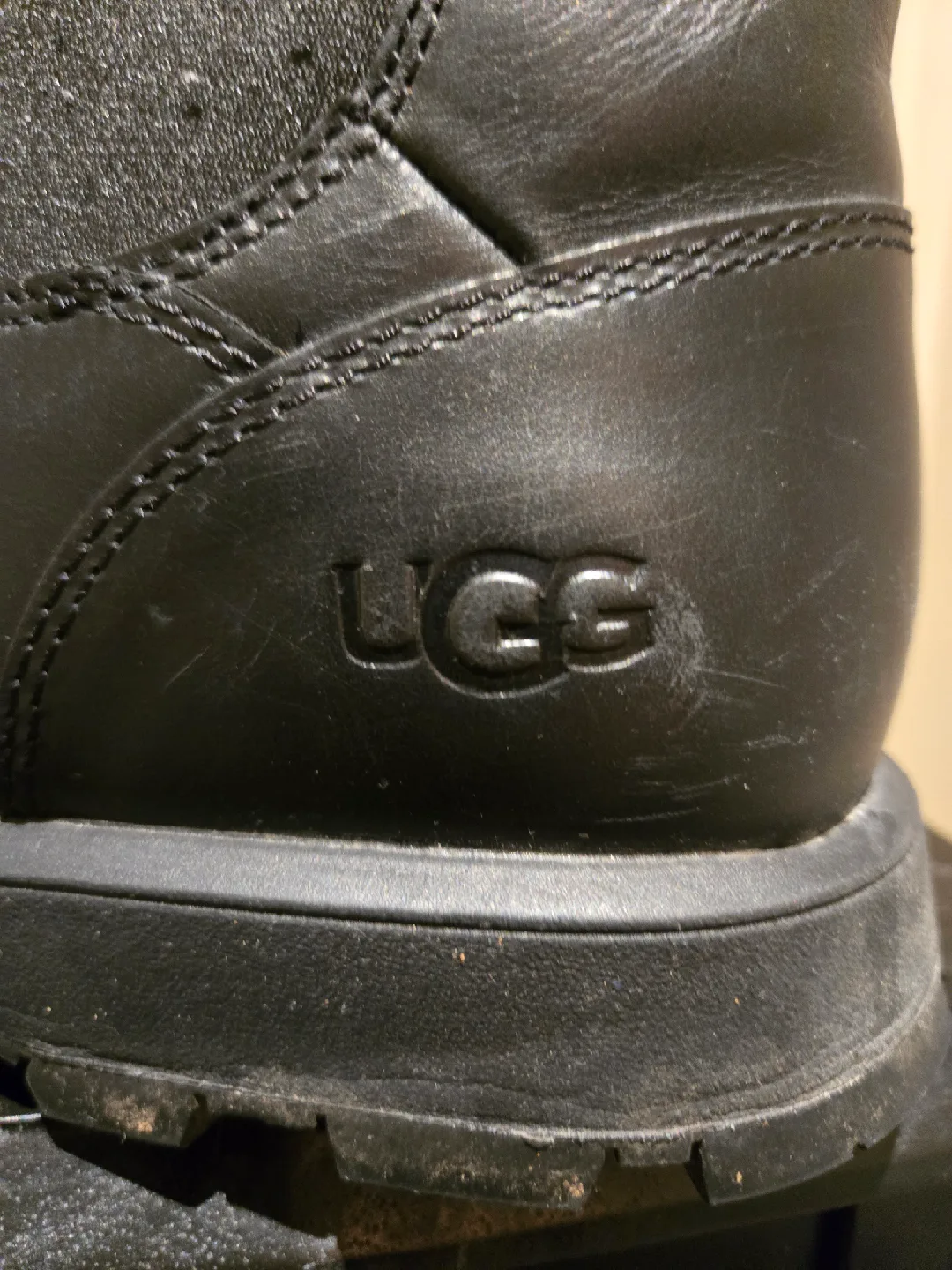 UGG  Men leather Chelsea Boots - size 9 image indicator(2)