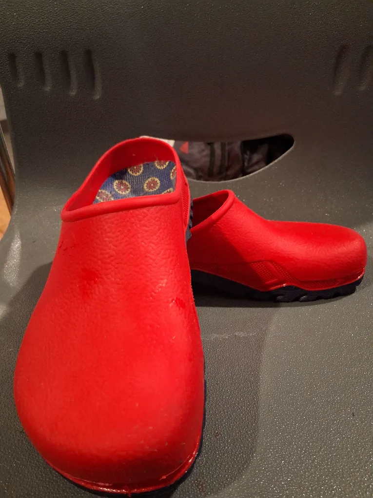 Red Slip On Clogs 8.5 image indicator(2)