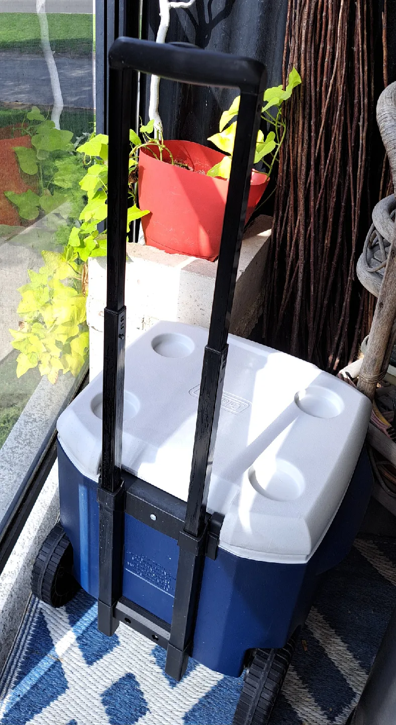 Coleman 45 Quart Wheeled Cooler image indicator(2)