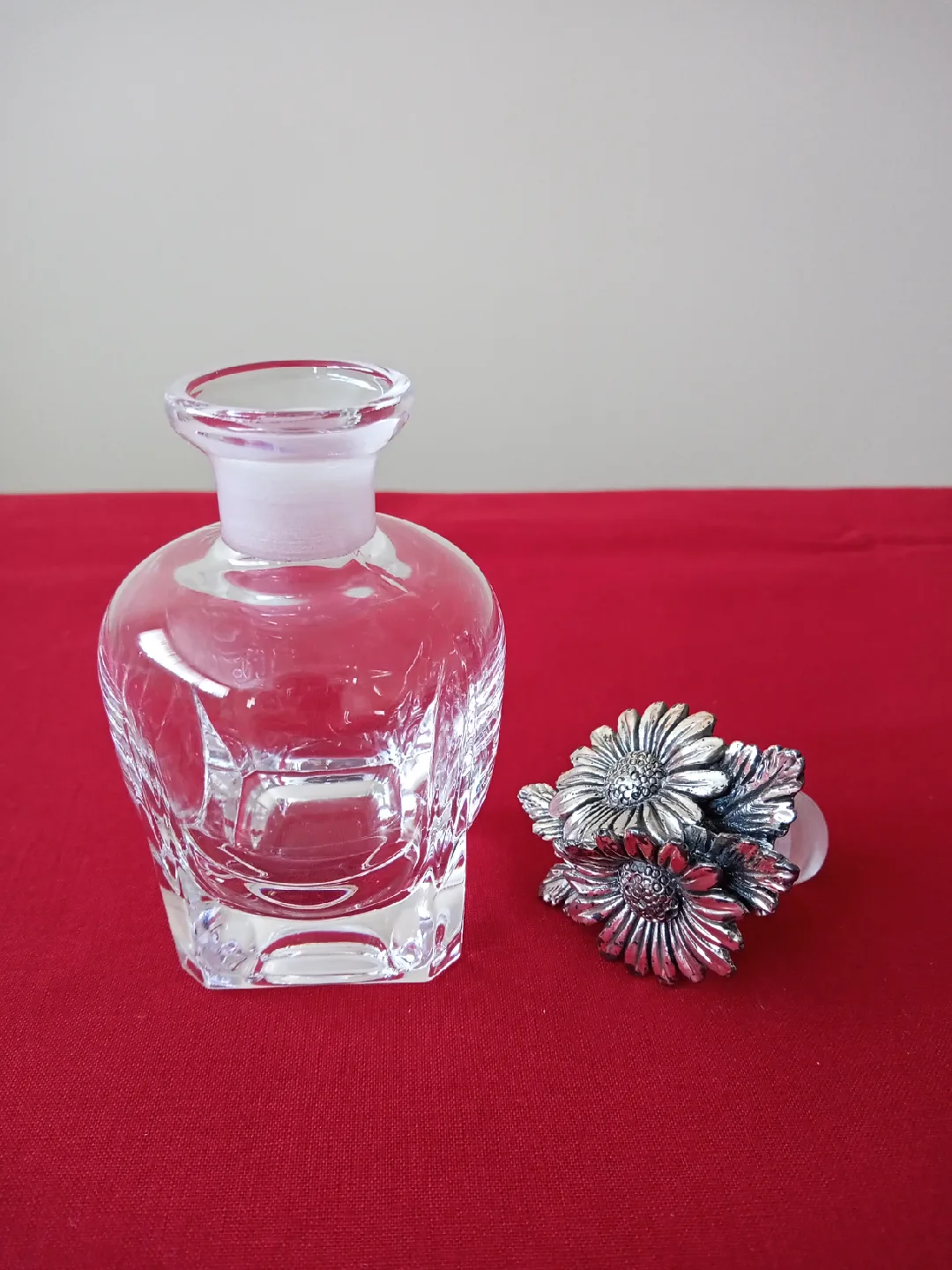 Set of 3 unique perfume bottles image indicator(6)