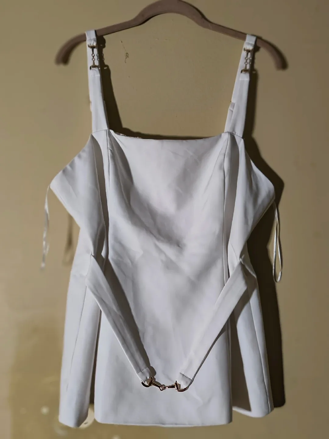 White blouse image indicator(2)