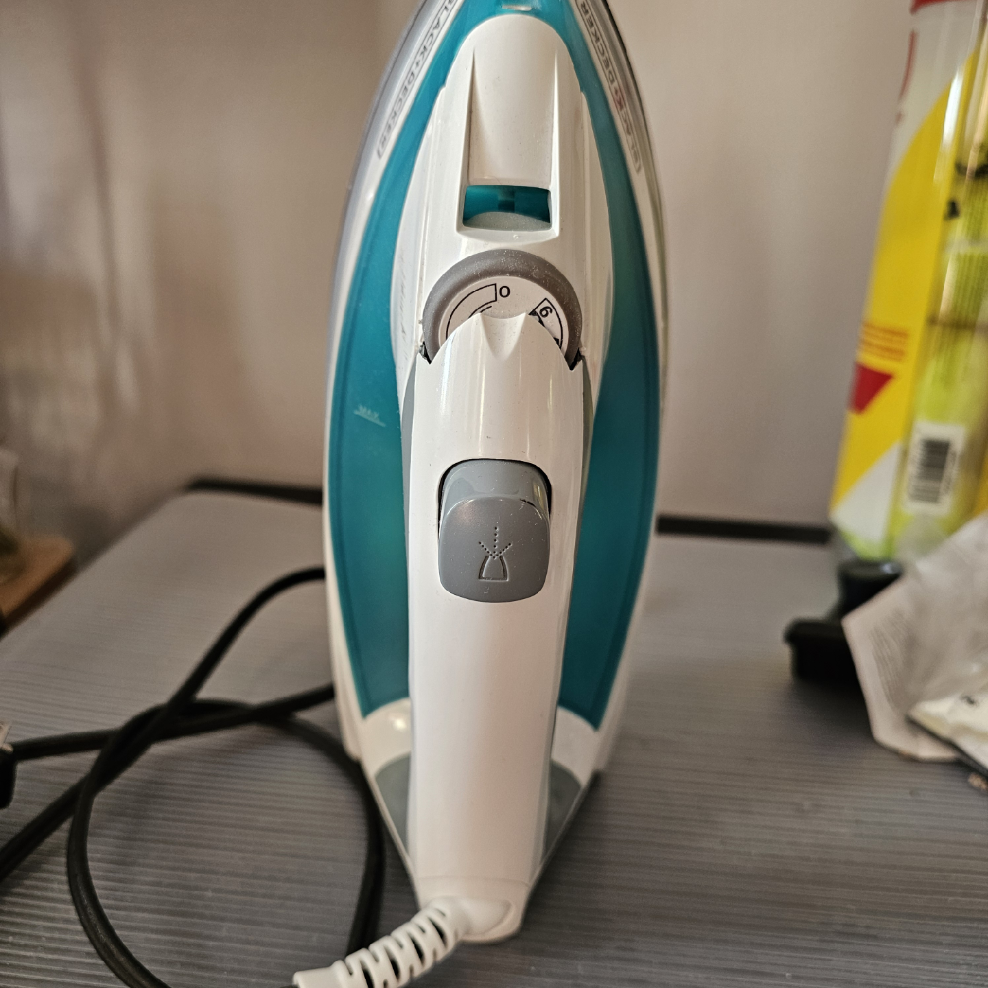 Black+Decker Steam Iron - White/Teal - photo 2