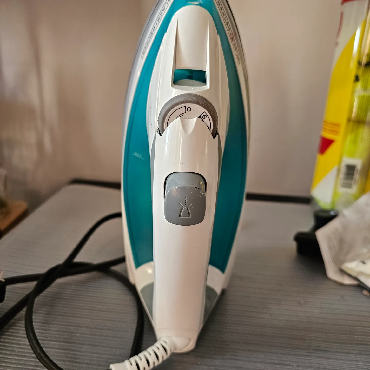 Black+Decker Steam Iron - White/Teal image indicator(2)
