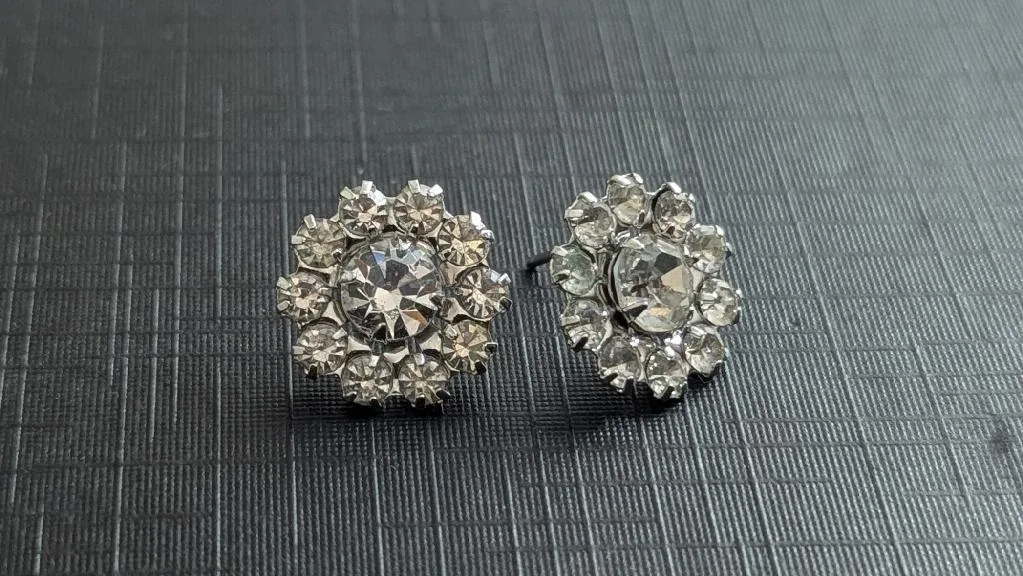 ✨ Heyyy! Check out these Sparkly Swarovski Studs!✨ image indicator(2)