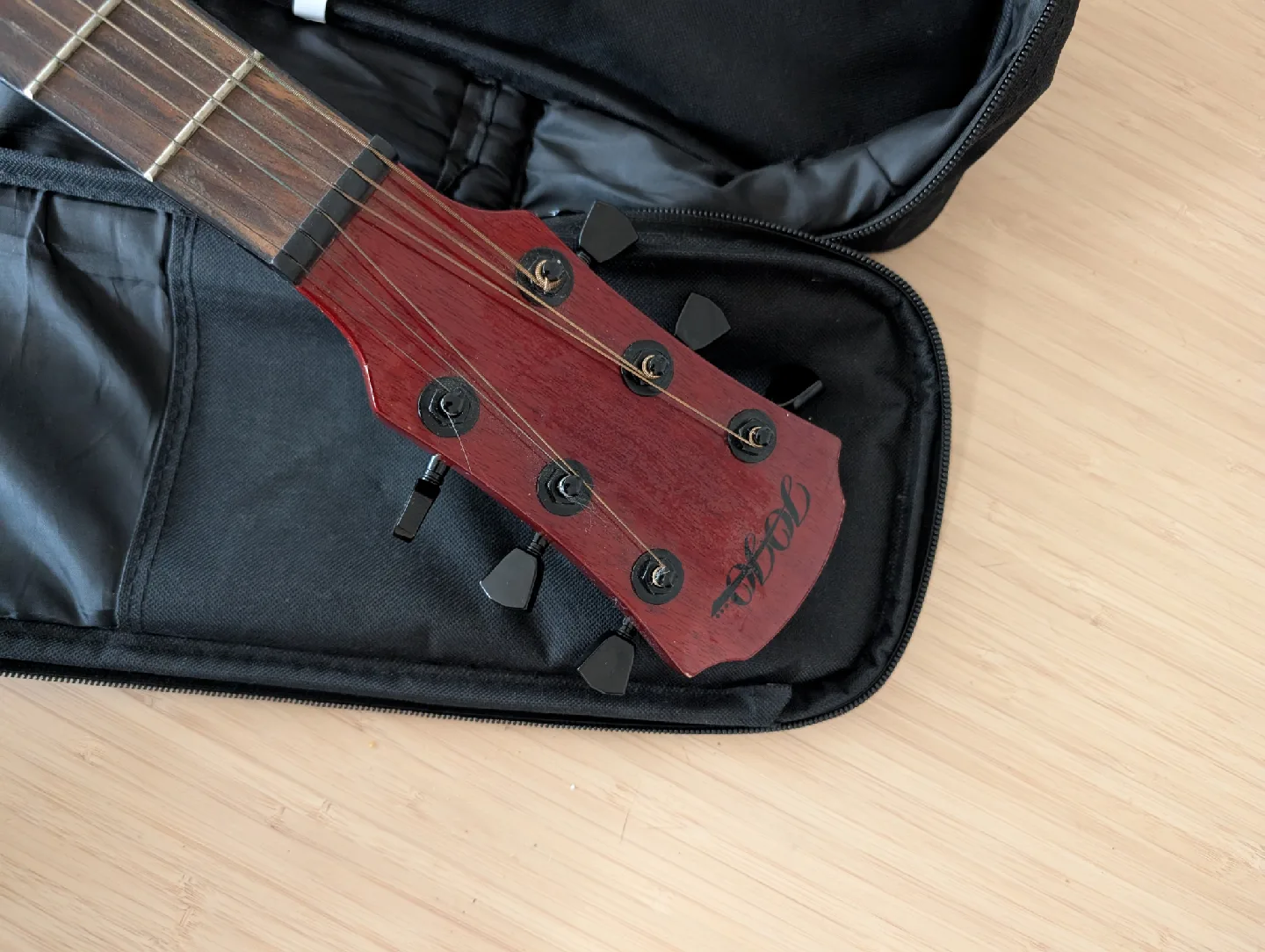 Acoustic Guitar with Case image indicator(2)