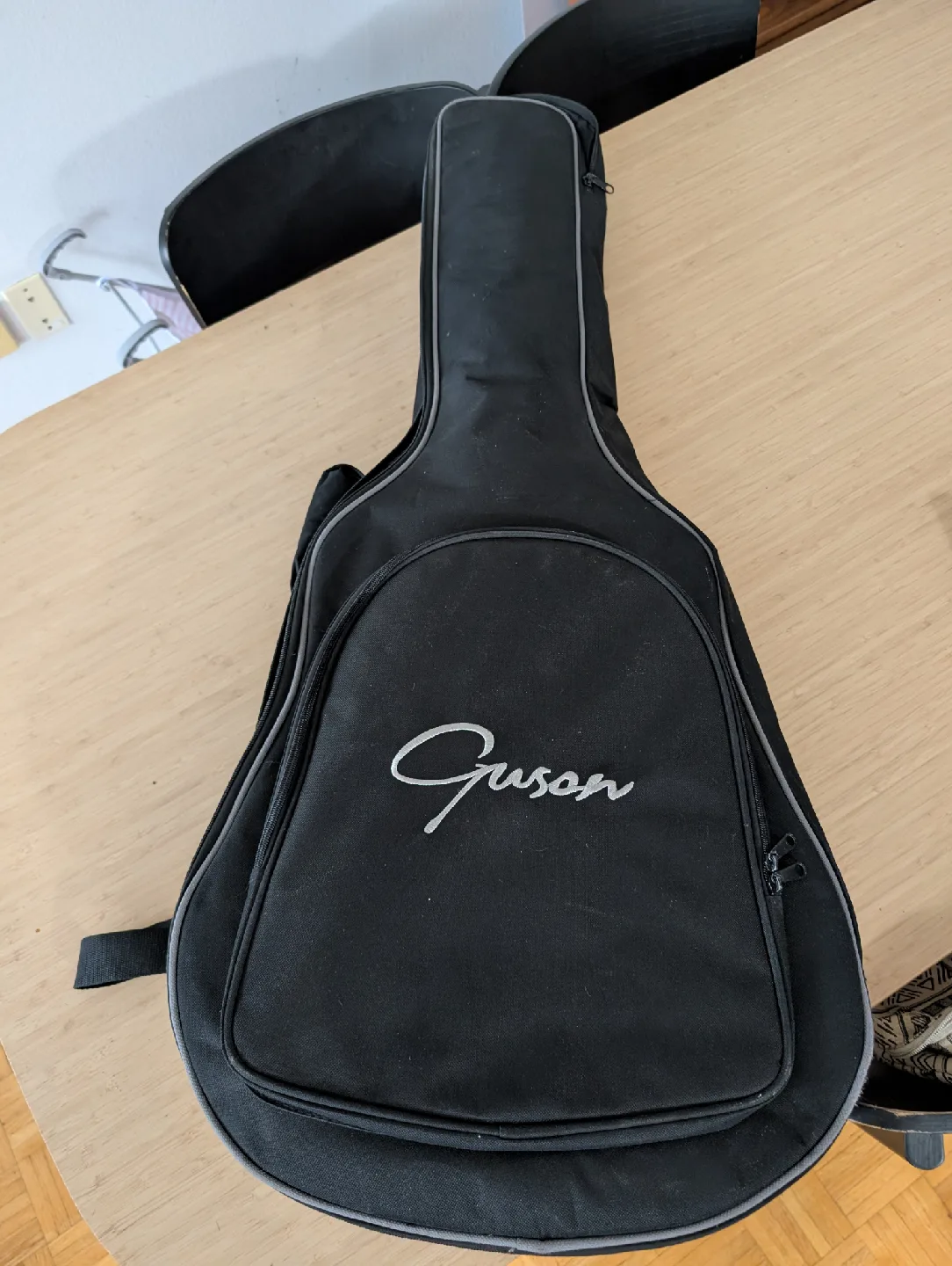 Acoustic Guitar with Case image indicator(3)
