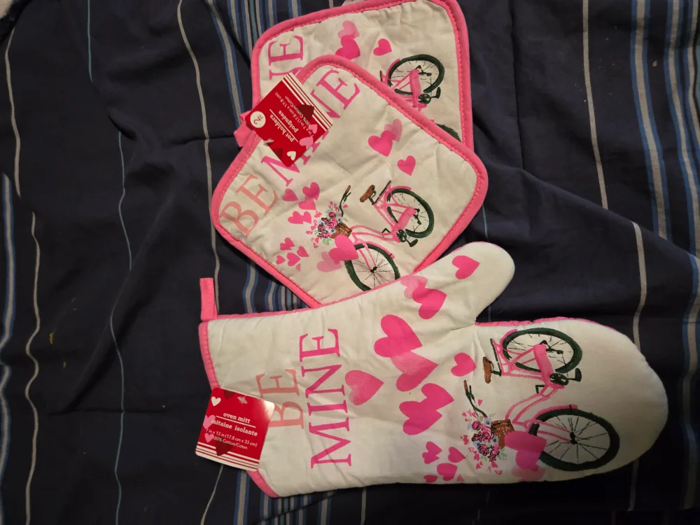 Oven Mitt and Pot Holder Set - Valentine's Day Theme thumbnail