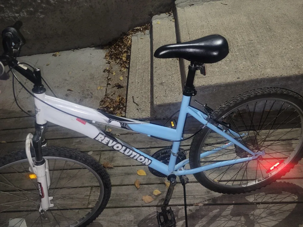 Revolution Gateway Mountain Bike - Blue & White image indicator(2)