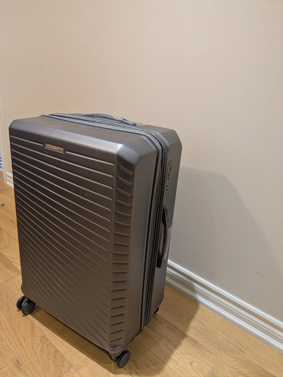 Explorer 28” Hard Shell Spinner Suitcase – Excellent Condition - photo 2