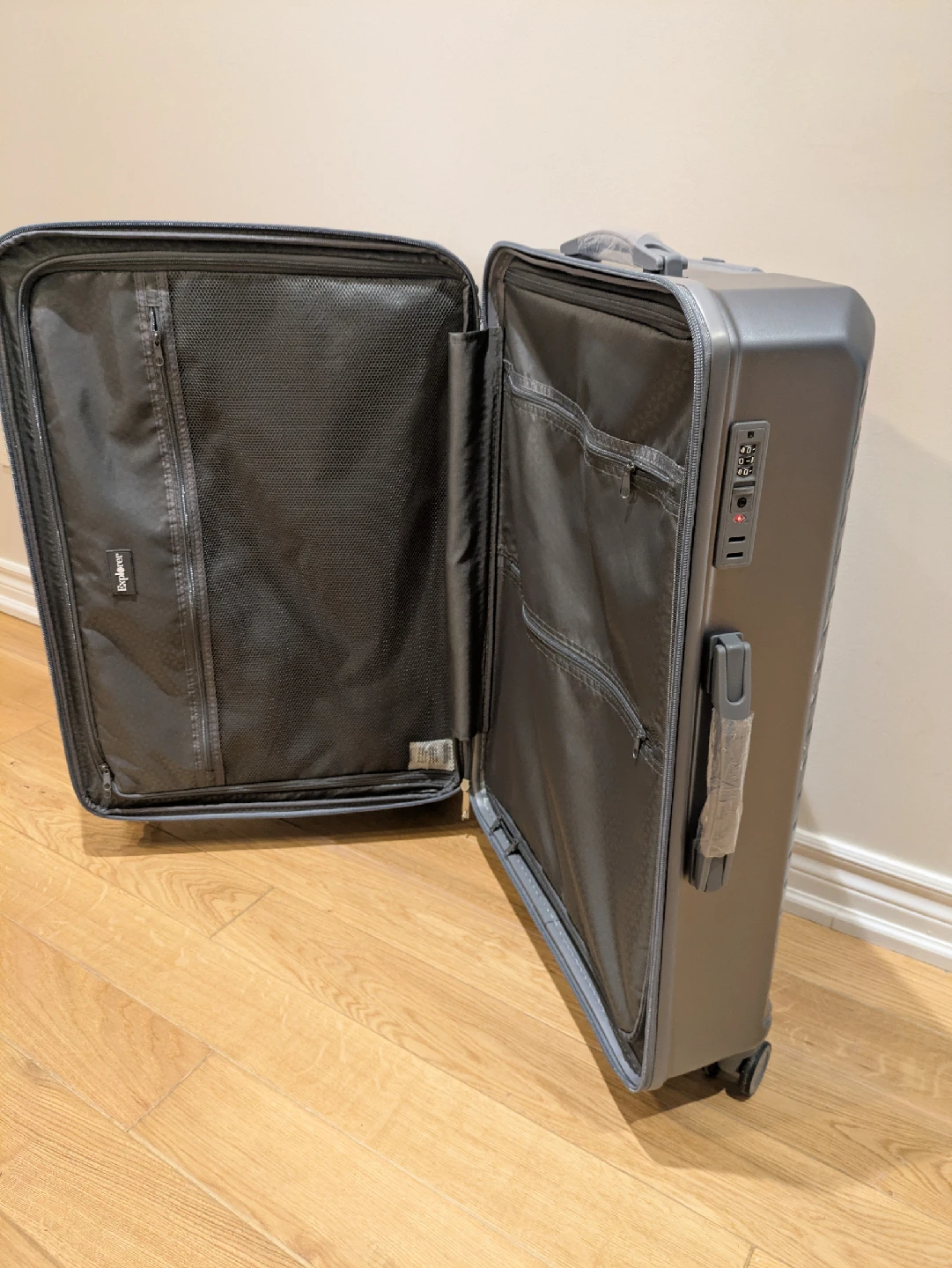 Explorer 28” Hard Shell Spinner Suitcase – Excellent Condition - photo 3