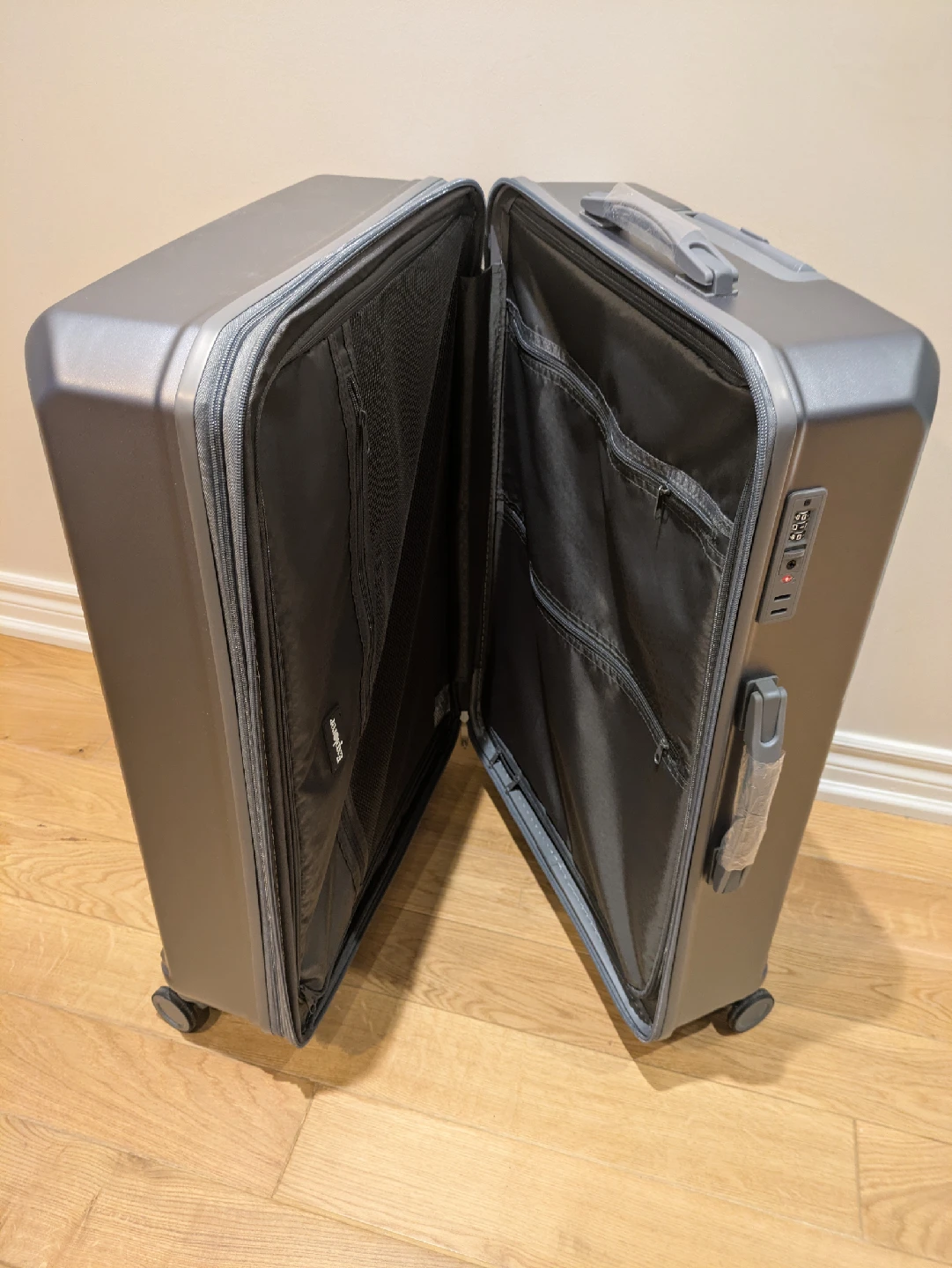 Explorer 28” Hard Shell Spinner Suitcase – Excellent Condition - photo 4