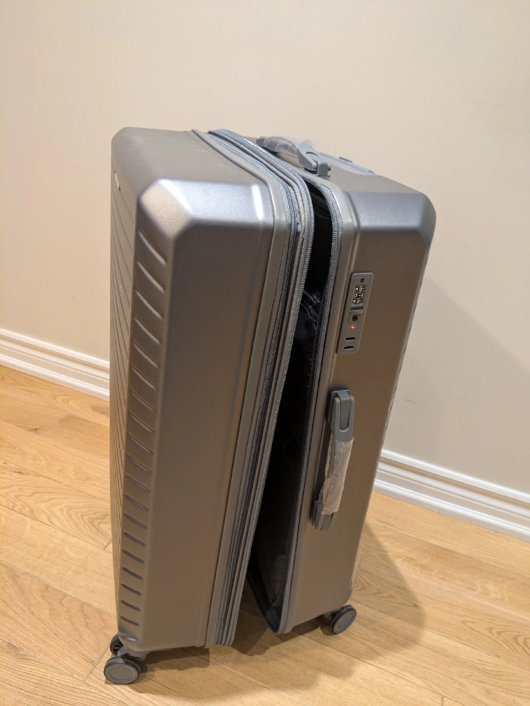 Explorer 28” Hard Shell Spinner Suitcase – Excellent Condition - photo 5
