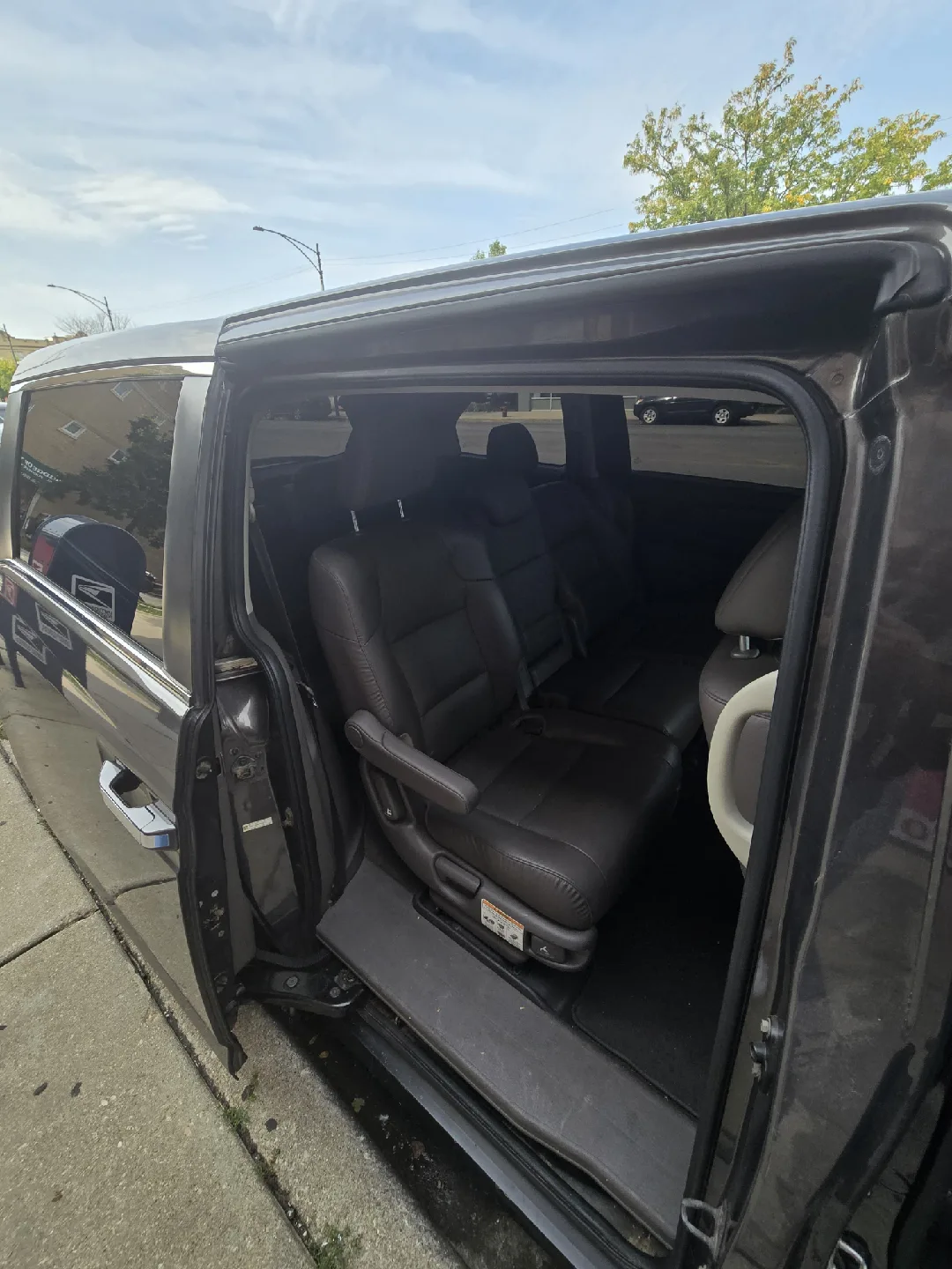 Honda Odyssey Minivan - Gray 2014 image indicator(6)