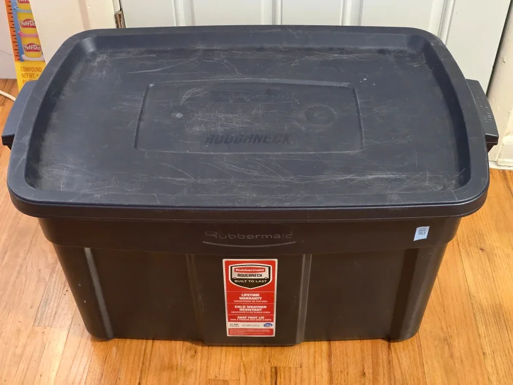 Rubbermaid Roughneck 31 Gallon Storage image indicator(2)