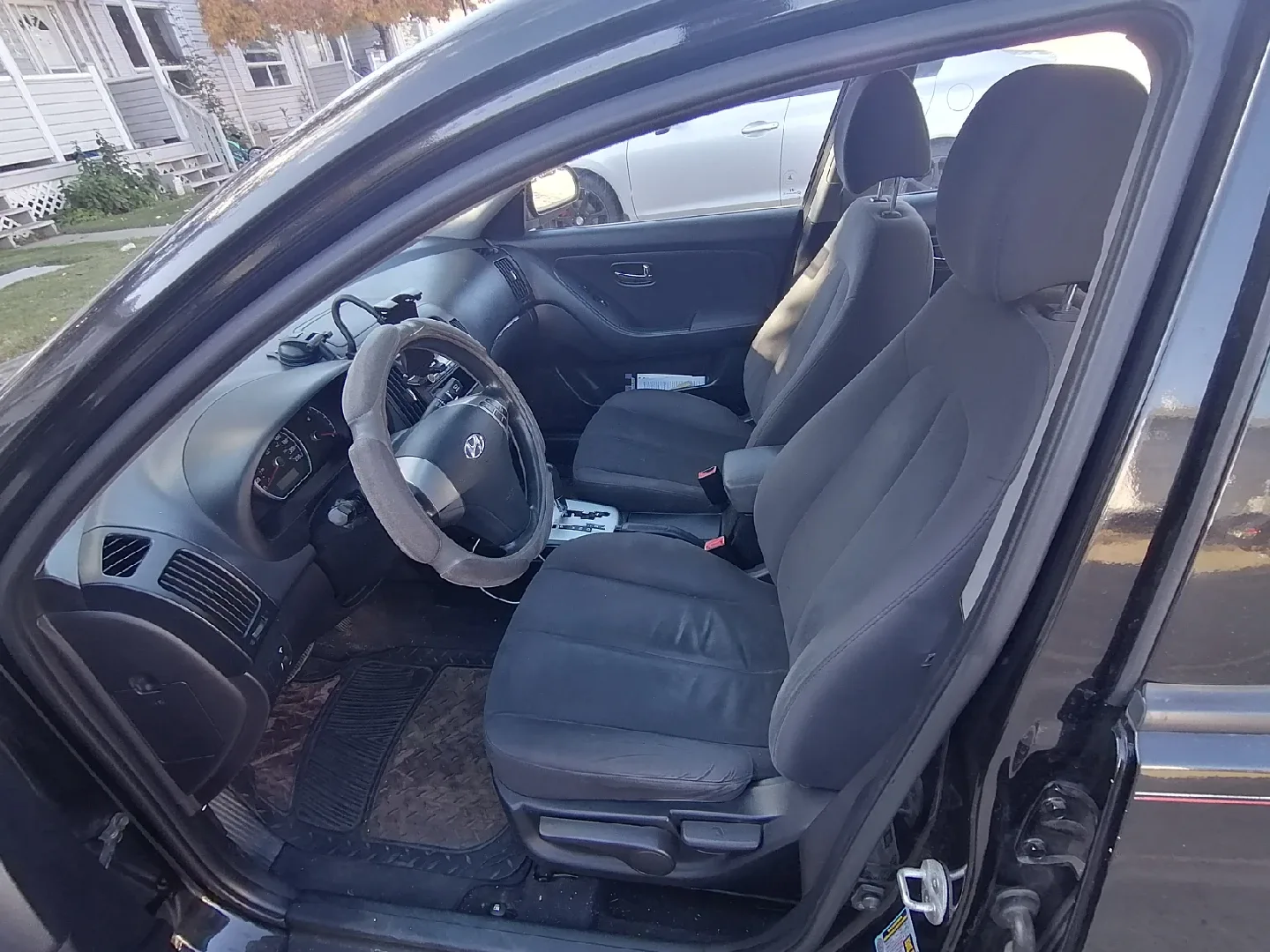 Hyundai Elantra - Black Sedan image indicator(7)