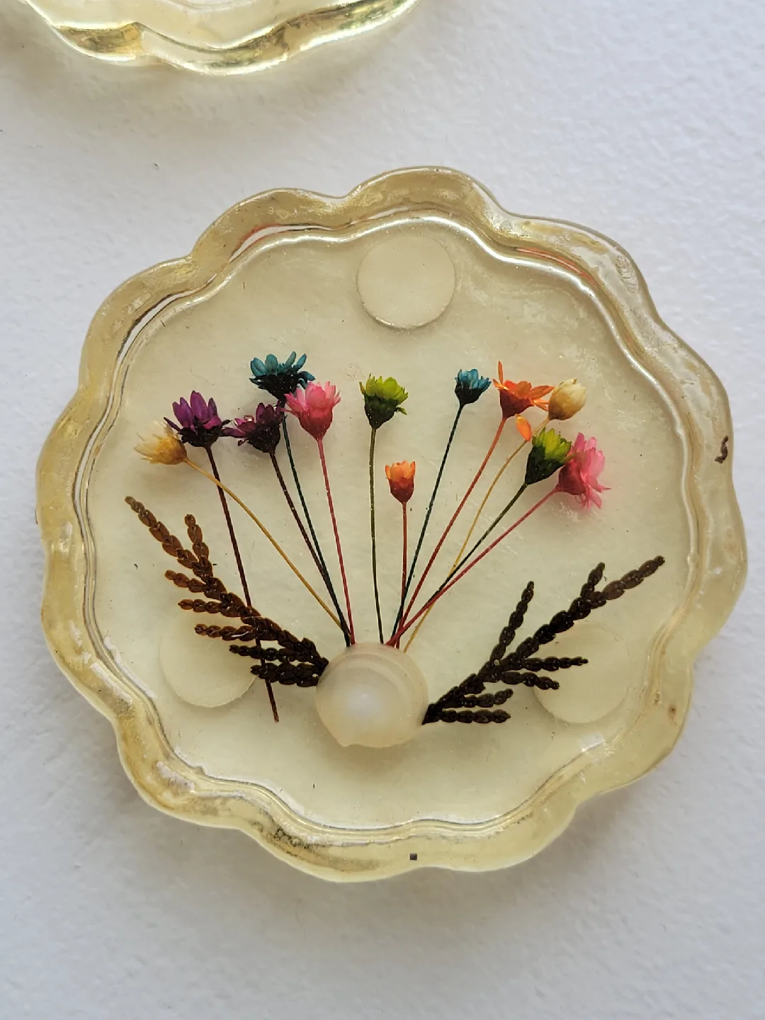 vintage Handmade Resin Coasters with Dried Flowers and Shells image indicator(3)
