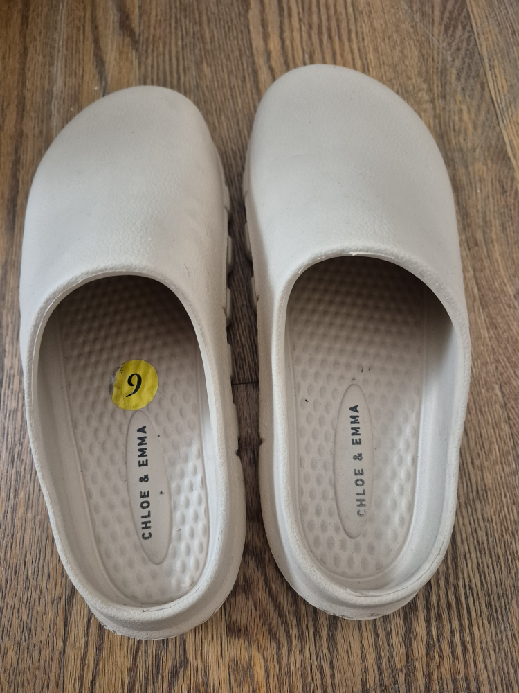 Chloe & Emma Clogs - Size 9 - photo 3