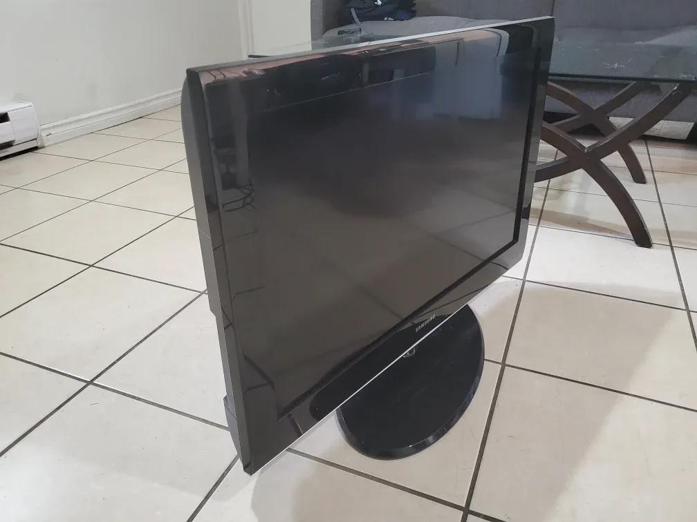 Samsung TV - LCD Black (Rotating Base) image indicator(4)