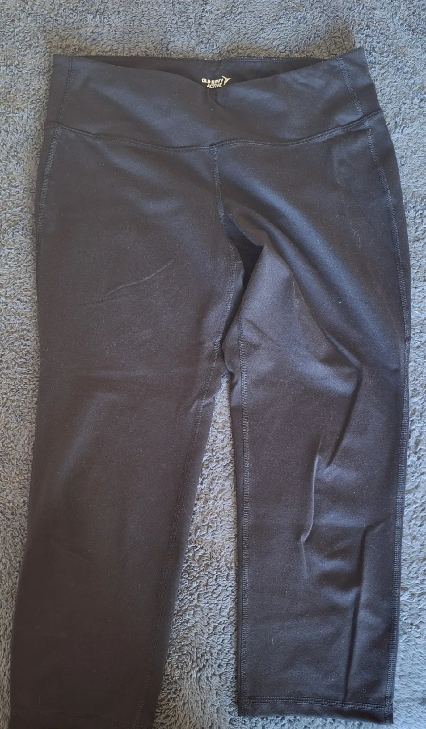 Old Navy Active Black Capri Leggings - Size L thumbnail