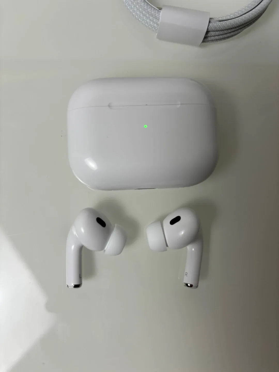 Apple AirPods Pro (2nd Generation) image indicator(2)