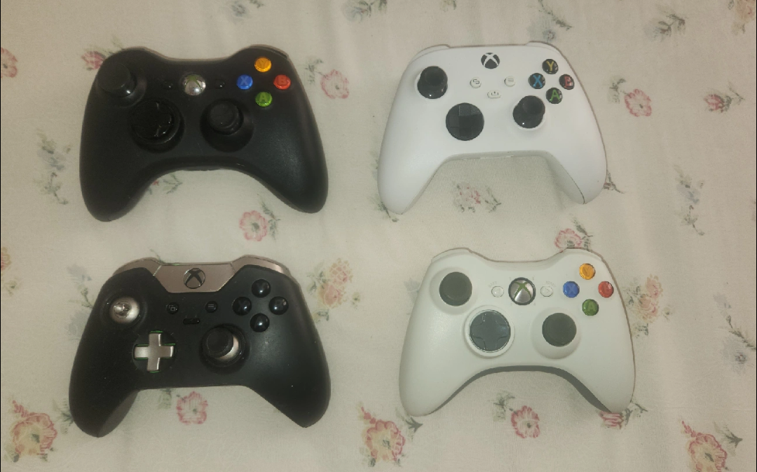 Xbox 360 Wireless Controllers - Black & White