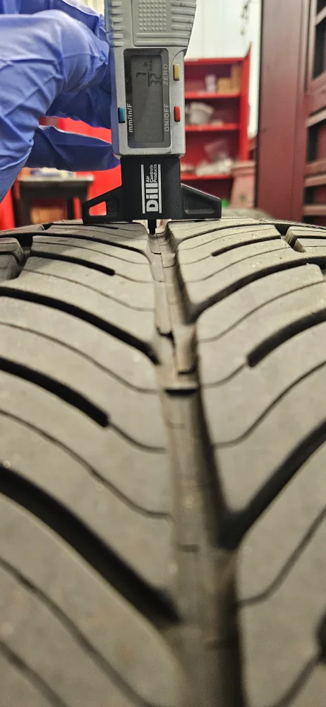 BFGoodrich g-Force Comp-2 A/S Tire image indicator(3)