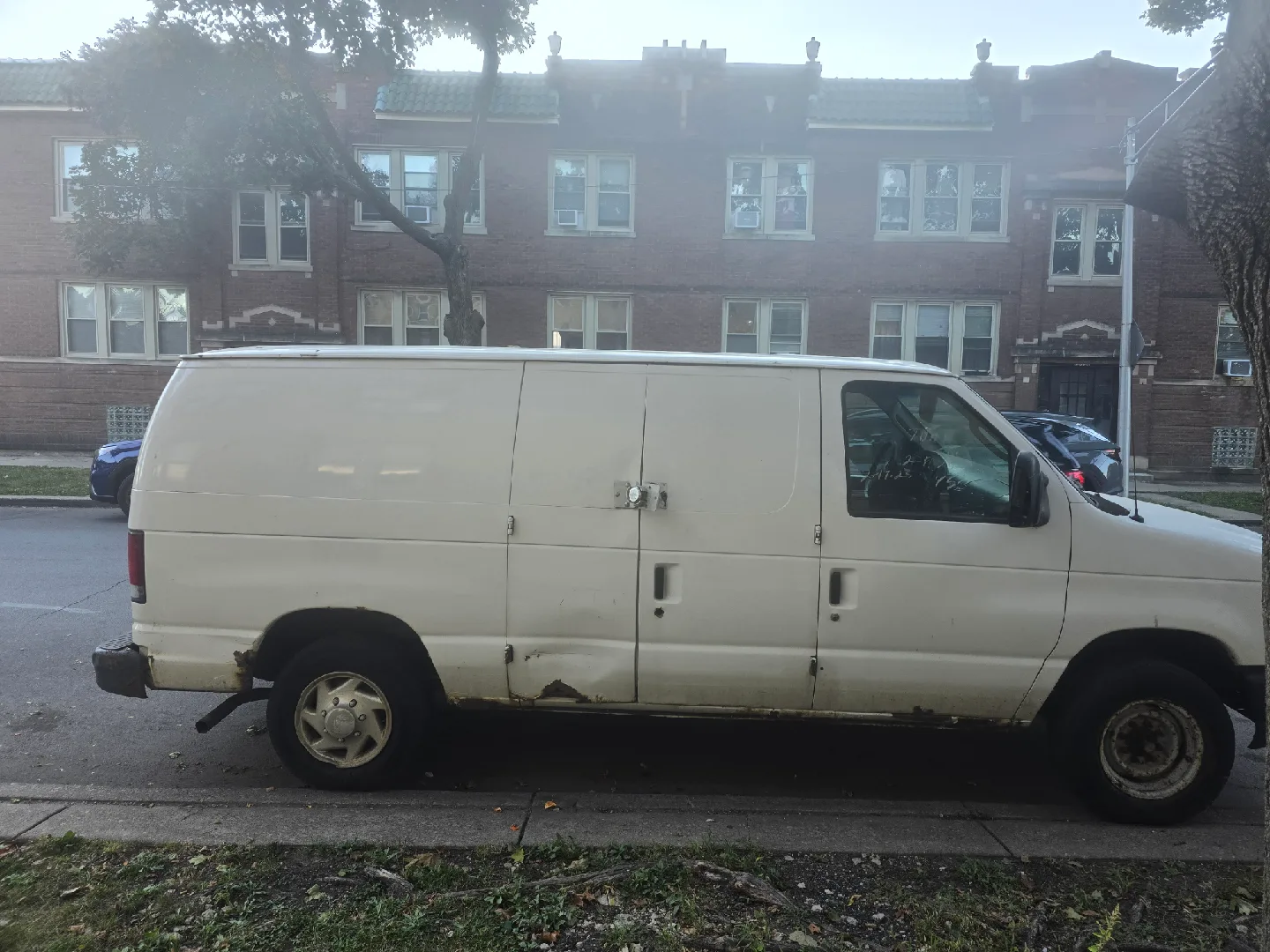 Ford Econoline Cargo Van image indicator(2)
