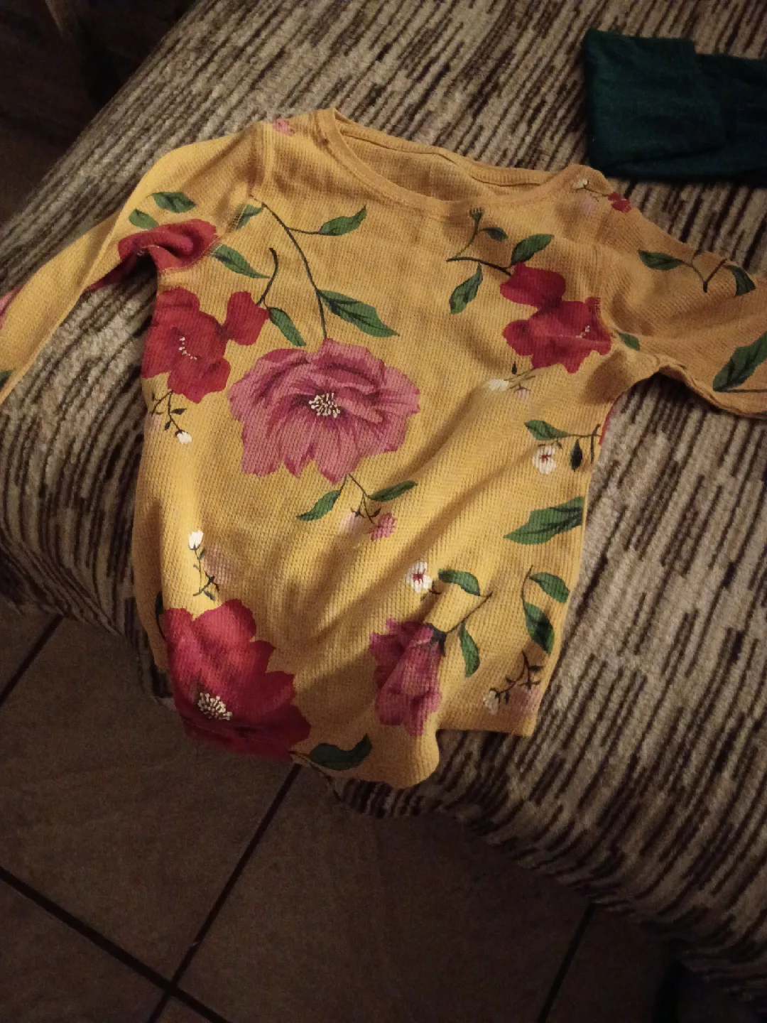 girls med size 7 8 old navy shirt