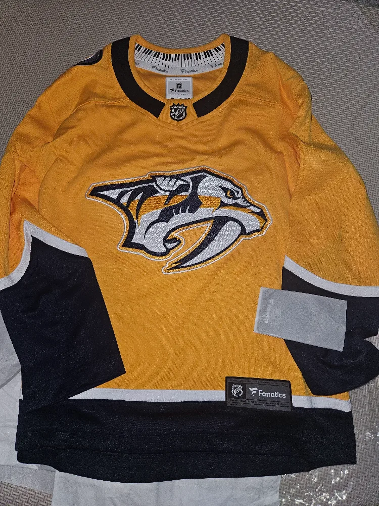 Nashville Predators Youth Jersey, Size S/M image indicator(2)