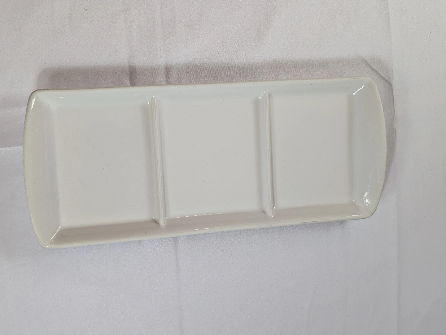 White Ceramic Dinner Plates read description - photo 4