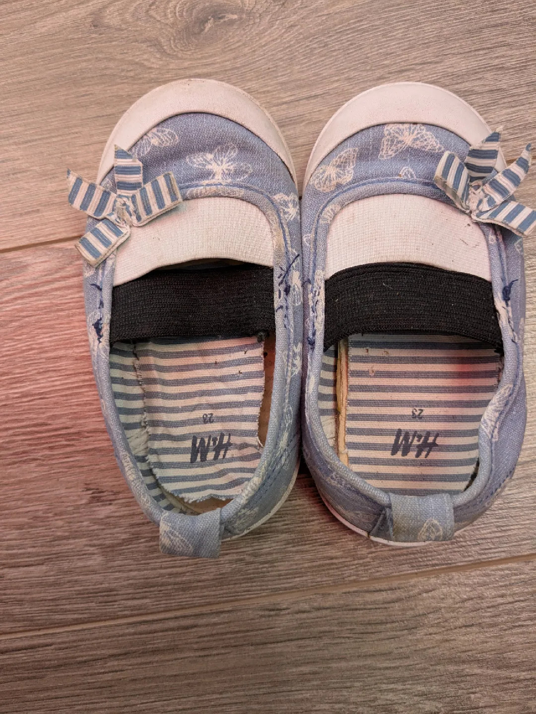 Toddler Shoes $４ each or $1２ for pairs of shoes image indicator(9)