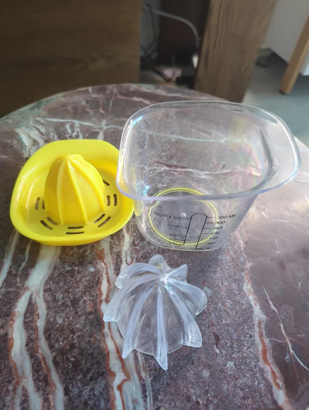 Yellow Lemon Squeezer with Measuring Cup image indicator(2)