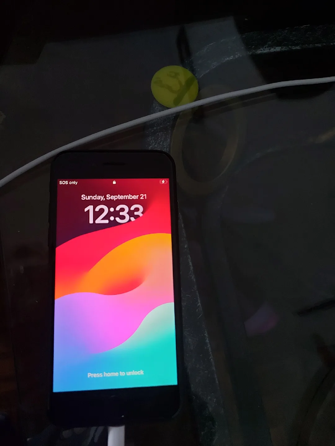 iPhone SE Black with Charger and Cases image indicator(4)