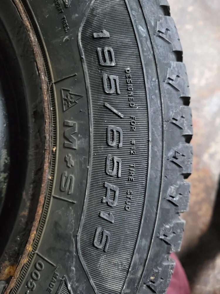 Set of 4 Winter Tires 195/65R15 image indicator(2)