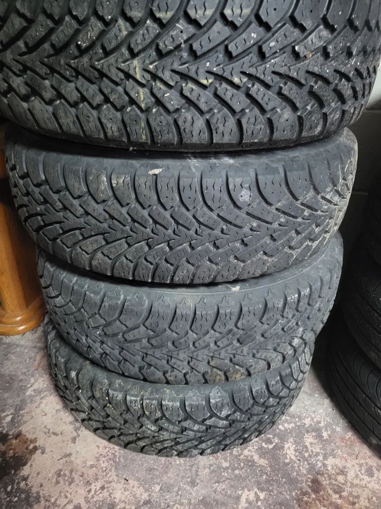 Set of 4 Winter Tires 195/65R15 image indicator(4)