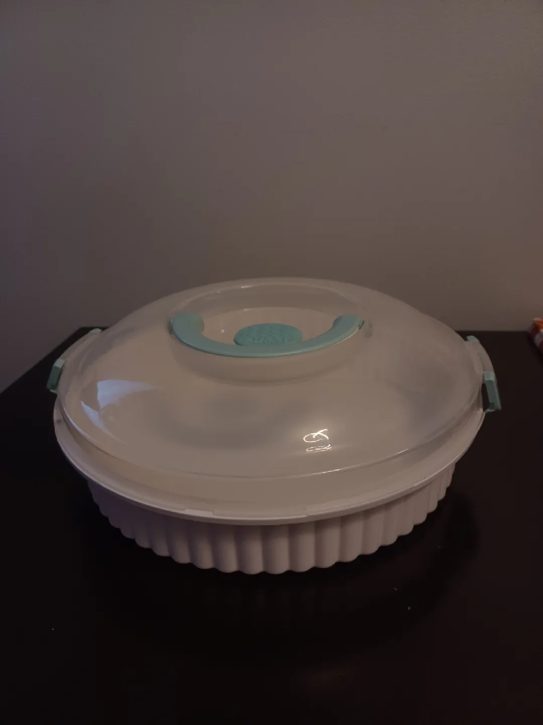 Cake Carrier with Lid thumbnail