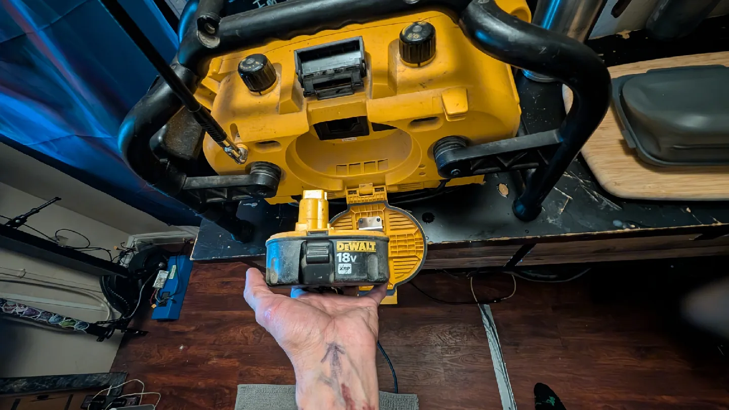 DeWalt 18V Jobsite Radio/Charger image indicator(4)
