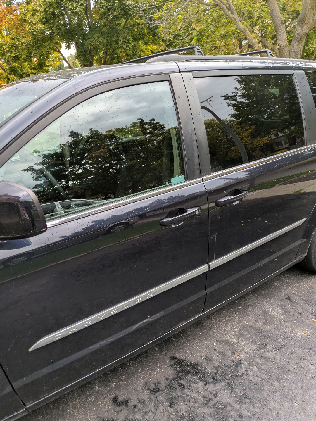 Chrysler Town & Country Minivan - photo 2