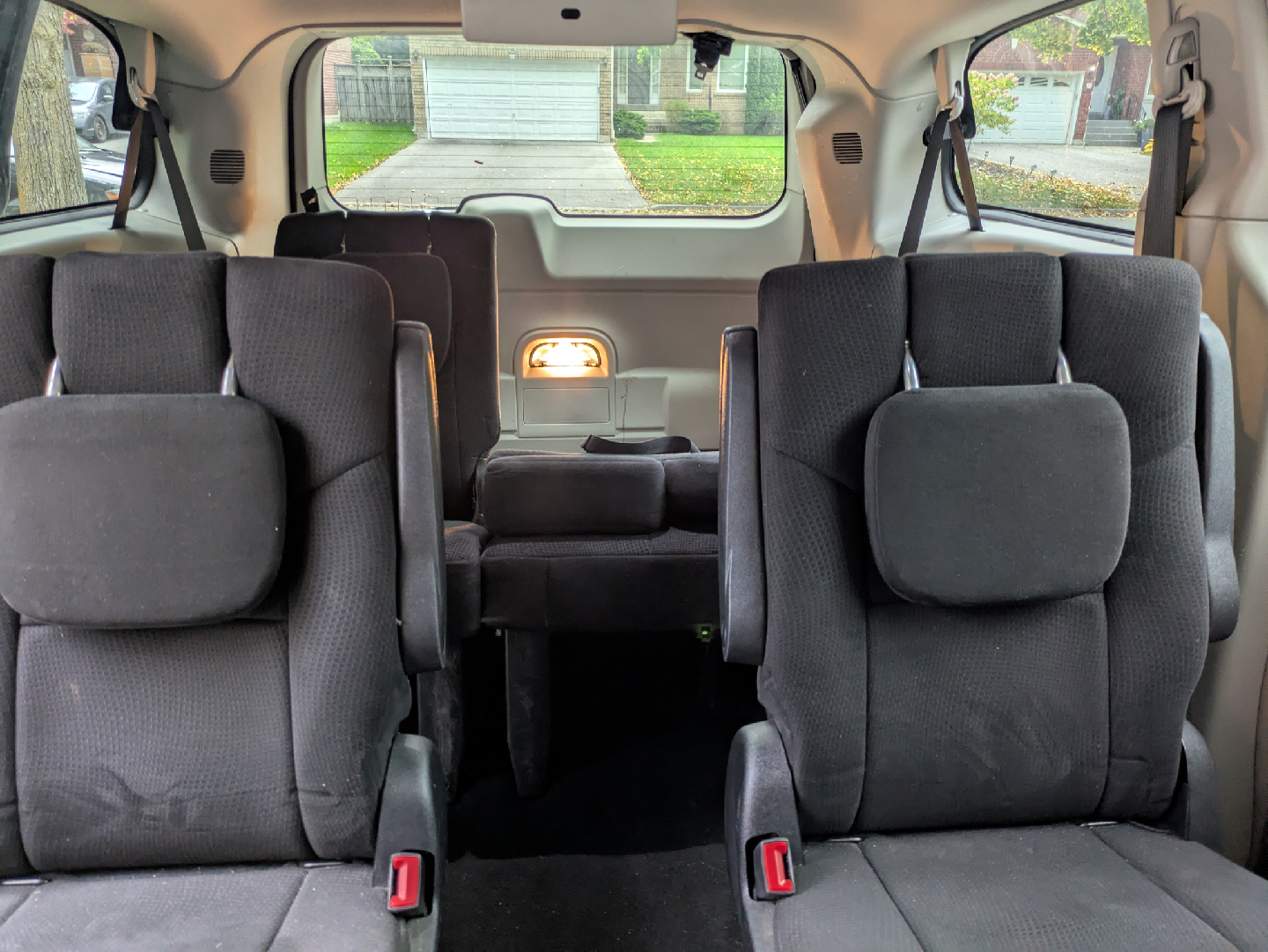 Chrysler Town & Country Minivan - photo 4