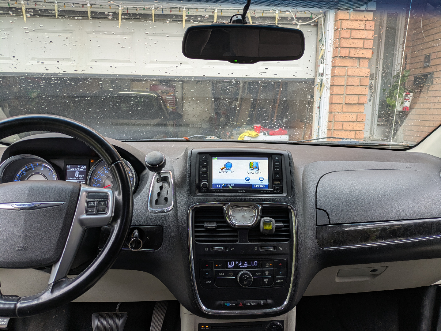 Chrysler Town & Country Minivan - photo 5