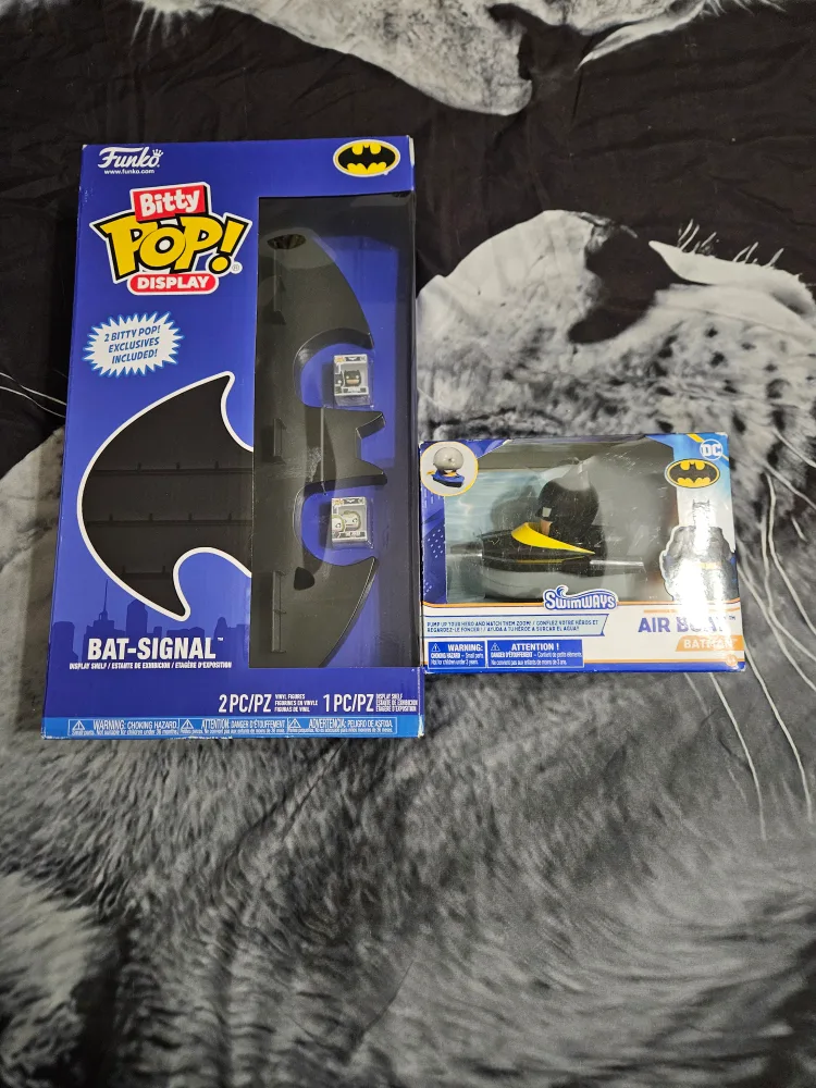 Funko Bitty Pop! Display Bat-Signal & SwimWays Air Boat Batman thumbnail
