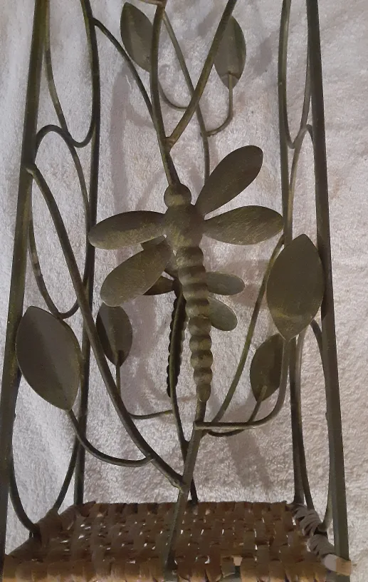 Metal Bottle Rack with Dragonfly Design image indicator(2)