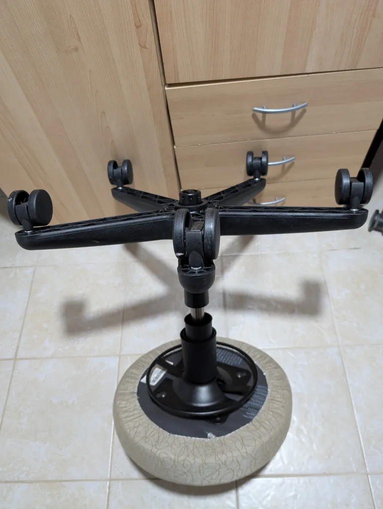 Teknion - Rolling Adjustable Height Spinner Stool image indicator(6)