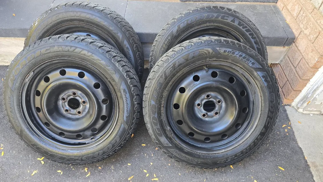 Set of 4 Nordic Winter Tires 205/55R16 image indicator(2)