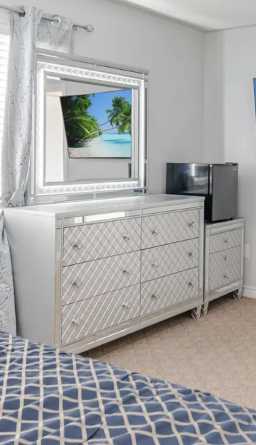 Glam Bedroom Set - Bed, Dresser, Nightstand image indicator(2)