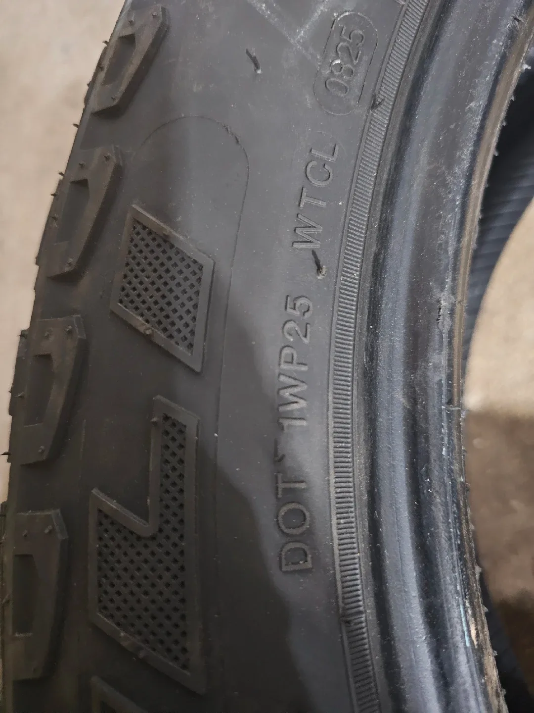 4 Alpinism A/T Tires - 265/50R20 image indicator(3)