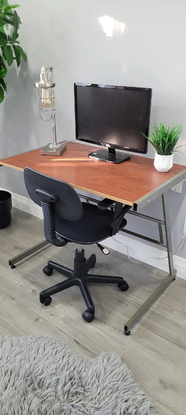 Desk and Black Office Chair image indicator(2)