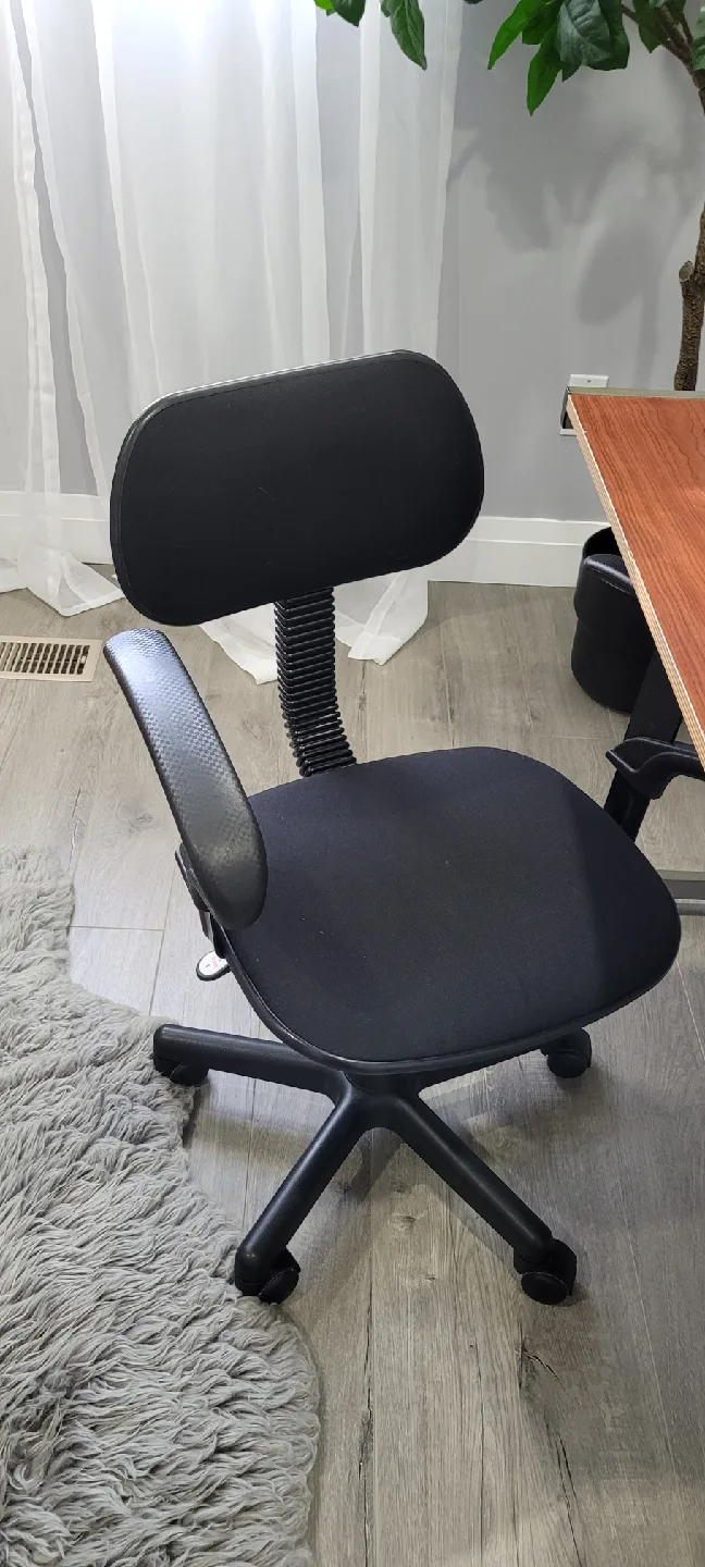 Desk and Black Office Chair image indicator(3)