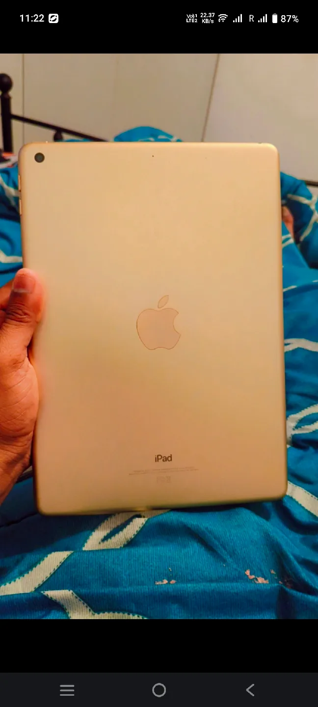 Apple iPad 5th Generation - Gold image indicator(2)