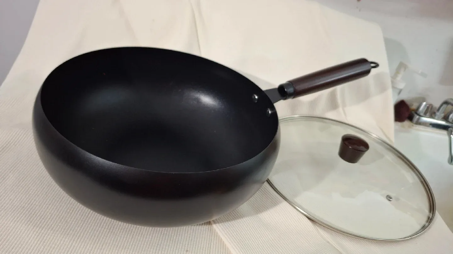 11" Black Wok with Lid image indicator(4)